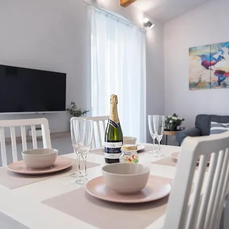Lovely And Bright Apartment In The Heart Of Banyoles Exterior photo